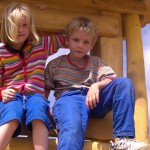 Kinder im Baumhaus