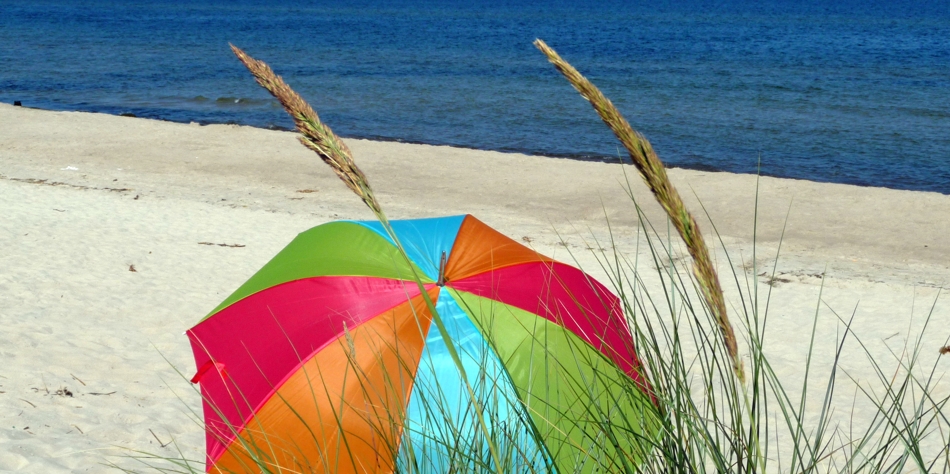Bunte Sonnenschirme am Strand