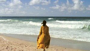Allein am Strand Spazieren gehen