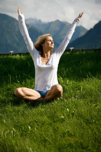Frau praktiziert Yoga Stil in den Bergen
