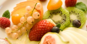 Ein Obstteller voll mit bunten Früchten
