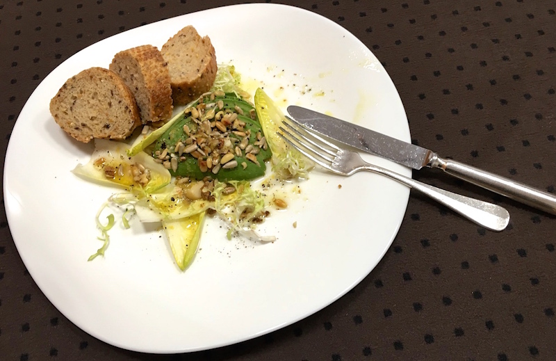 Salatteller mit Avocado