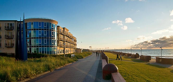 Spa & Resorthotel Georgshöhe - Insel Norderney/ Nordsee - Hausansicht mit Strand-Promenade