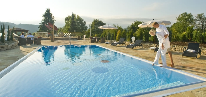 Freund - Das Hotel und Spa-Resort - Blick auf den Aussen-Pool