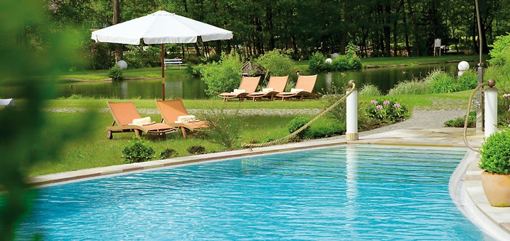 Romantik- und Wellnesshotel Deimann - Garten und Außenpool