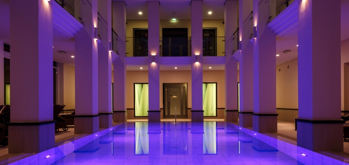 Hotel Diedrich - Der Innenpool am Abend