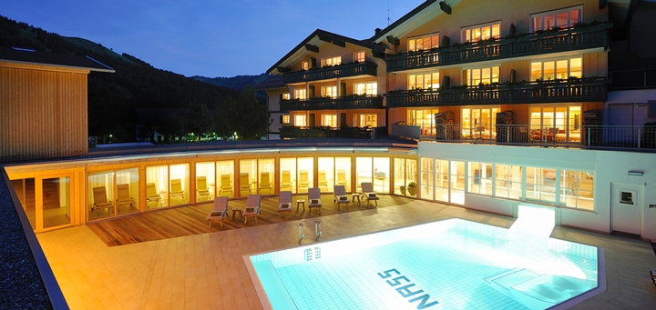 Hubertus Alpin Lodge & Spa - Oberallgäu - Hausansicht mit Pool vom Garten