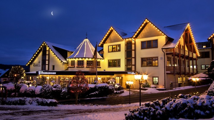 Freund - Das Hotel und Spa-Resort - Hausansicht im Winter