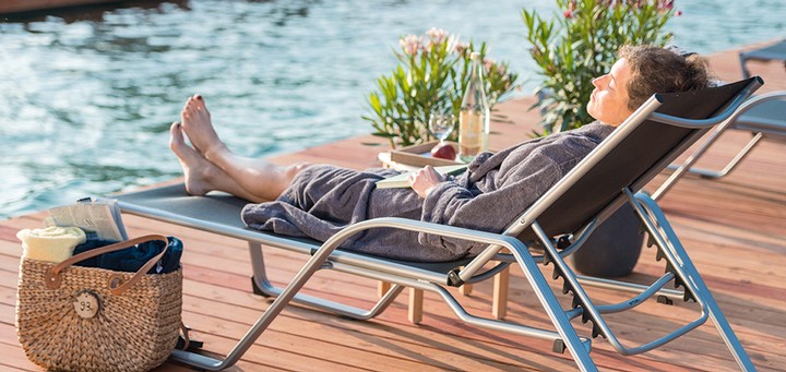 Menschen Vitalresort - Entspannung am Pool