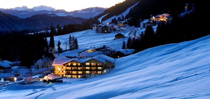 Hubertus Alpin Lodge & Spa - Oberallgäu - Hausansicht-im-Schnee