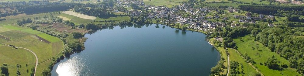 Michels Wohlfühlhotel - Luftaufnahme Maar mit Dorf