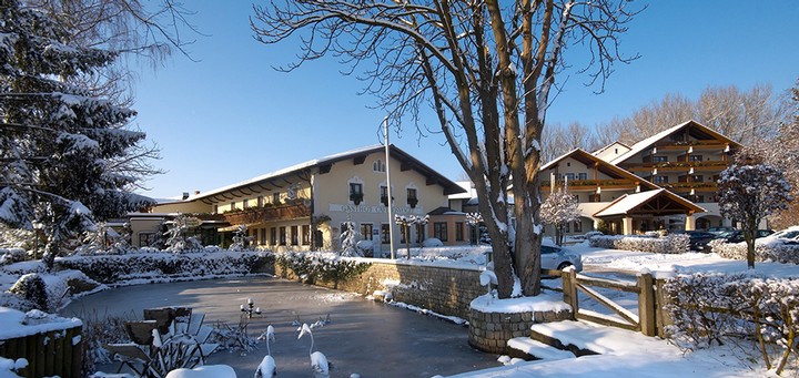 Hotel Eisvogel - Aussenansicht im Schnee bei Tag
