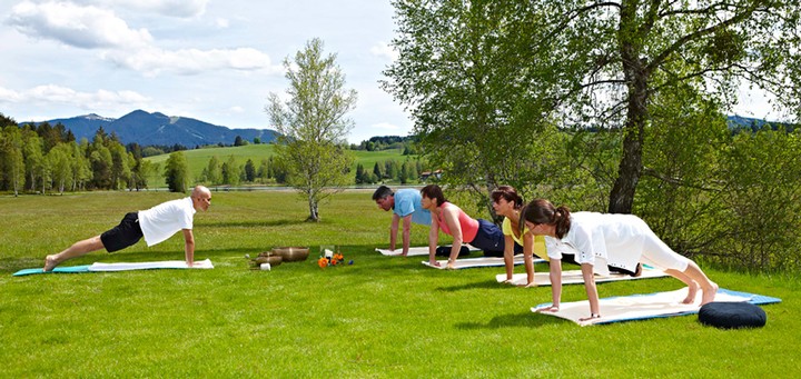 Parkhotel am Soier See - Yogaübungen im Grünen