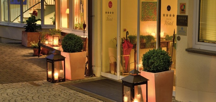 Hotel Keßler-Meyer - Der Eingang zum Hotel am Abend