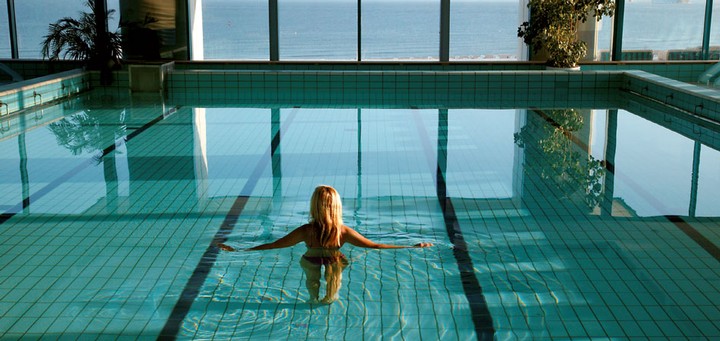 Hotel Neptun - Warnemünde/ Ostsee - ein Bad im Pool