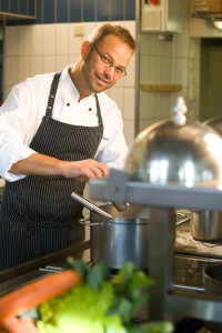 Küchenchef Stefan Danzer lässt sich in die Töpfe schauen