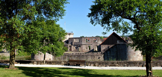 Burg im Grünen