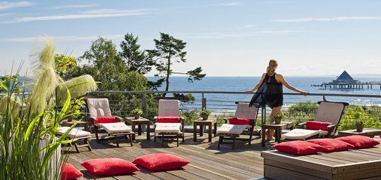 Frau beim Detox auf Terrasse