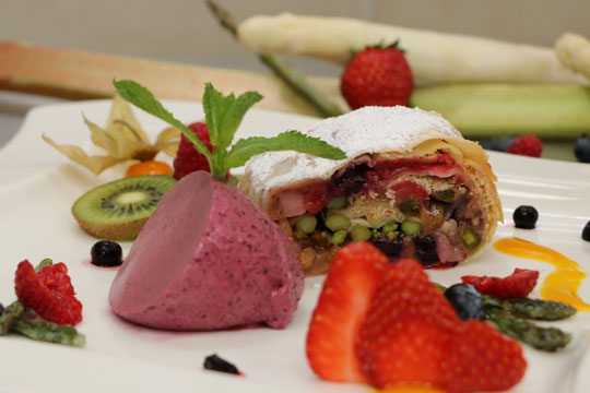 Spargelstrudel mit Rhabarber & Erdbeeren Rezepte Rezept Frühling