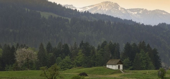 Berge mit Hütte