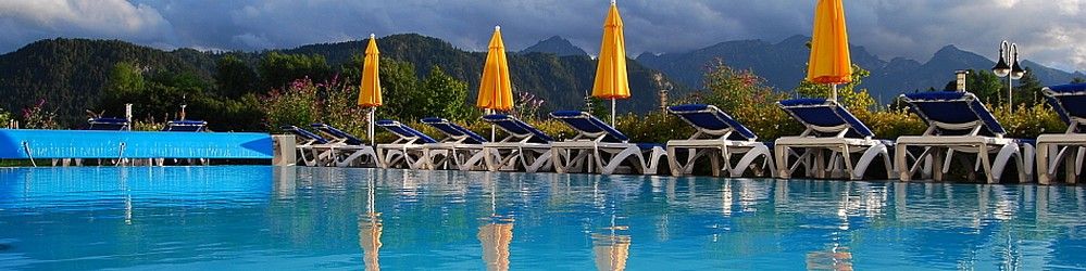 Wellness-Hotel Sommer - Außenpool mit Liegen