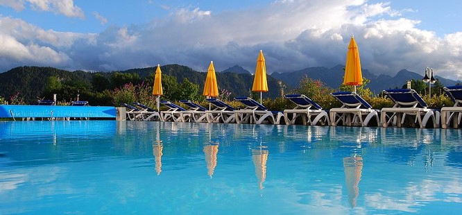 Wellness-Hotel Sommer - Außenpool mit Liegen