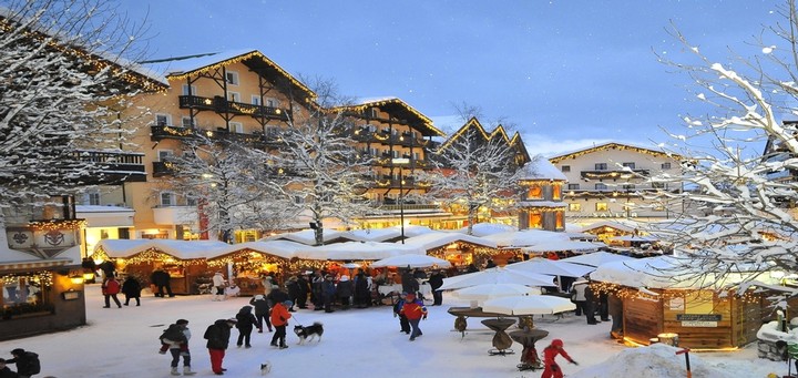 Dorfplatz mit Hotel