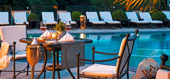Romantischer Winkel - Spa & Wellness Resort - Außenpool am Abend