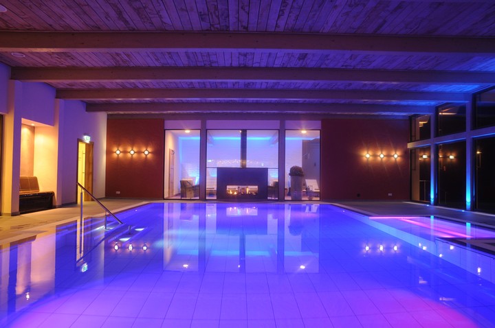 Michels Wohlfühlhotel - Schwimmbad am Abend