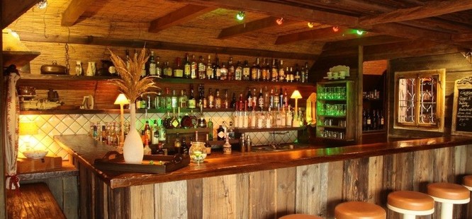 Lounge & Bar