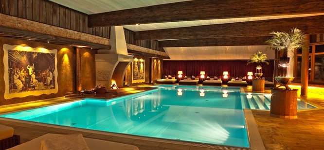 Ayurveda und Naturresort Seeschlößchen in der Niederlausitz - Innenpool mit Kamin