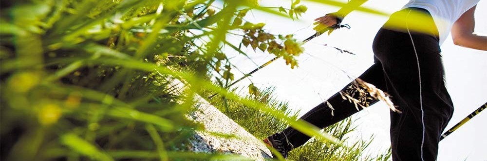 Nordic Walking in den Wellnessferien - Parkhotel am Soier See | Bad Bayersoien Fit mit zwei Stöcken - Parkhotel am Soier See | Bad Bayersoien