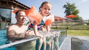 Familien Wellness - Spaß im Pool - Allgäuer Berghof | Allgäu | Ofterschwang Familien Wellness - Spaß im Pool - Allgäuer Berghof | Ofterschwang